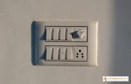 saklar lampu menghadap atas