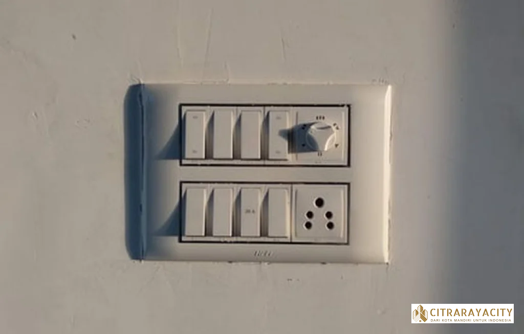 saklar lampu menghadap atas